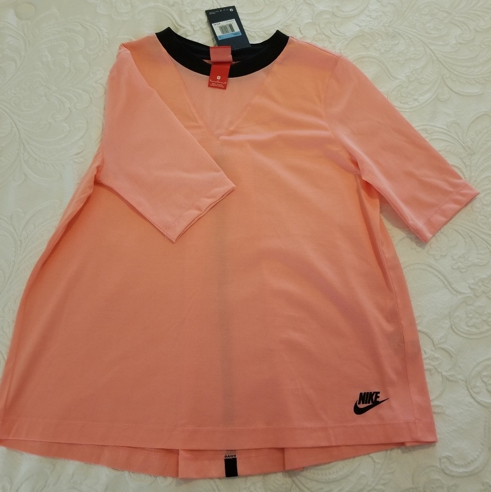 NWT Nike workout Tee